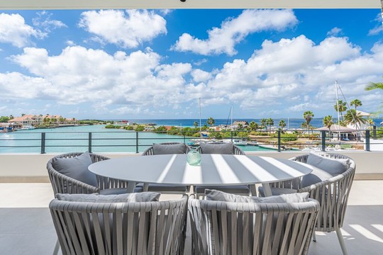 Ruim terras met uitzicht penthouse laguna view