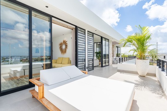 Luxe loungeterras penthouse laguna view
