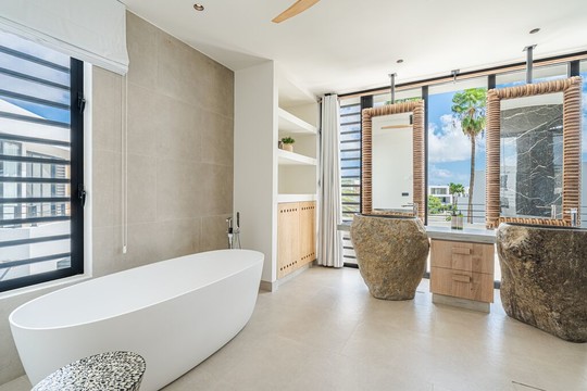 Luxe badkamer penthouse laguna view