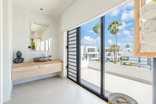 ruime badkamer penthouse laguna view