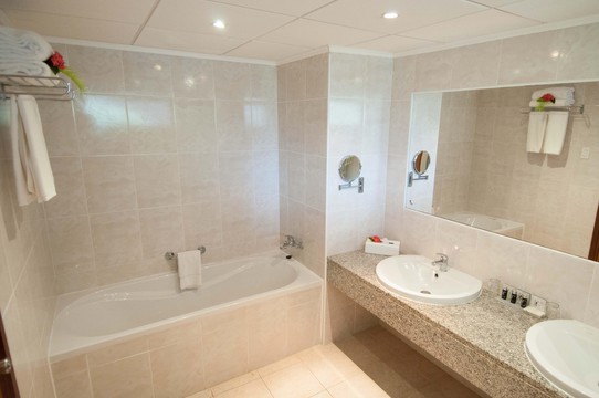 Bath room Junior Suite - Plaza Beach Resort Bonaire