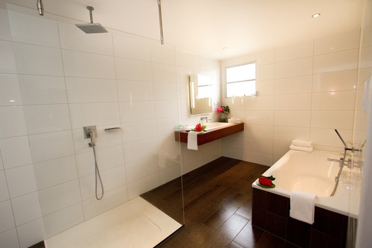 Grand Suite bath room - Plaza Beach Resort Bonaire