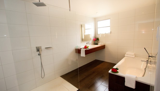 Grand Suite bath room - Plaza Beach Resort Bonaire