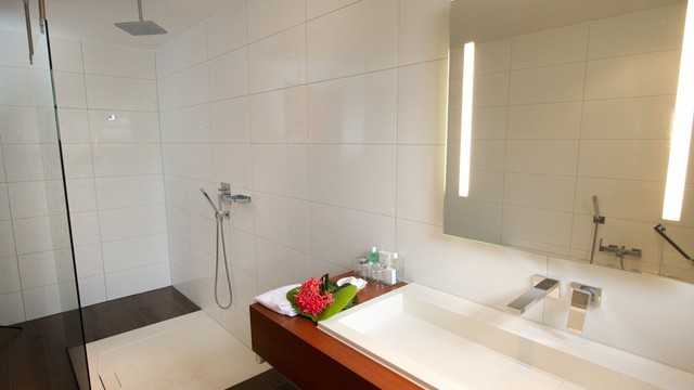 Grand Suite bath room - Plaza Beach Resort Bonaire